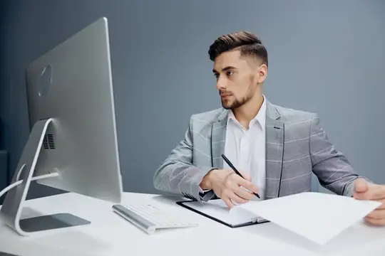 Бизнесмены работают за компьютером в офисе на изолированном фоне