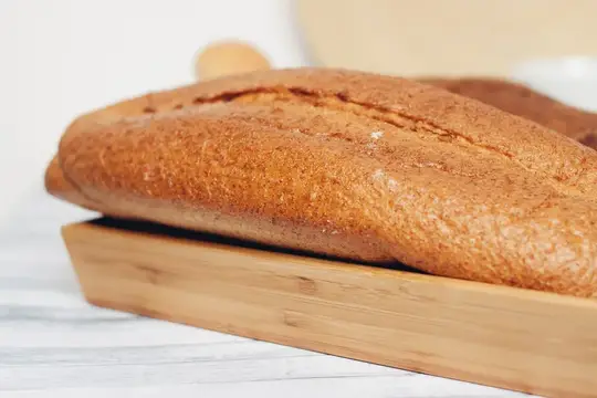Свежий батон хлеба в корзине на столе, кухонная еда, рацион