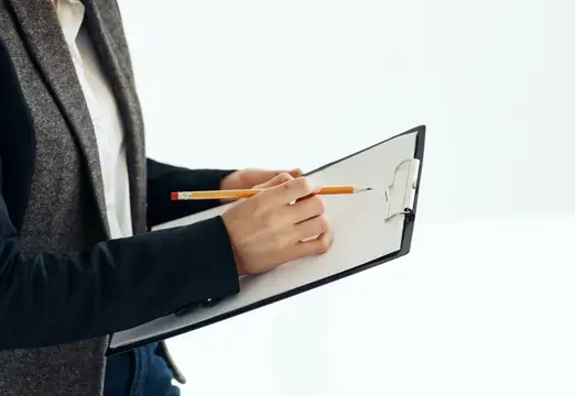 Женщина с папкой документов на светлом фоне, работающая в офисе