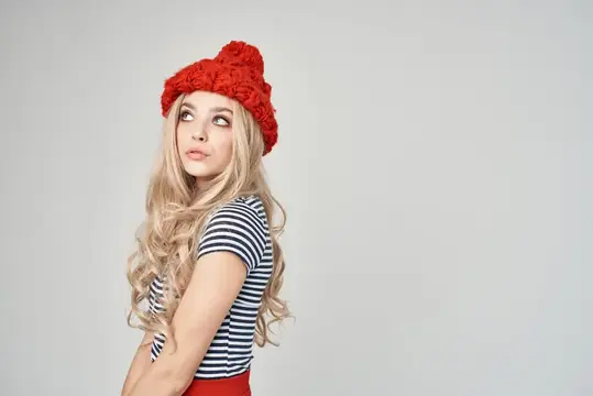 Красивая женщина в модной одежде, красная шляпа, обрезанный вид, гламур