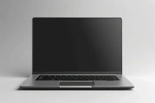 Открытый ноутбук с пустым экраном на светлом фоне