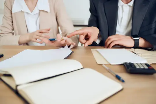 Мужчина домогается секретарши на работе