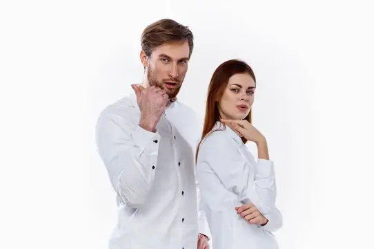 Задумчивые мужчина и женщина в белых рубашках на белом фоне