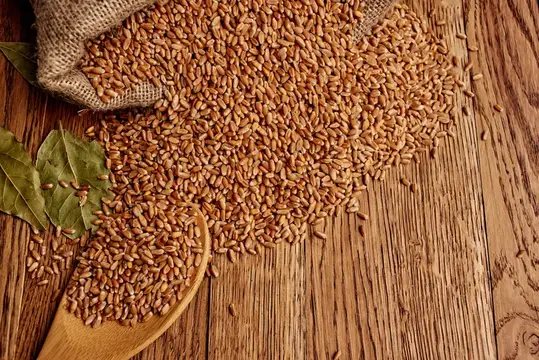 Крупный план: крупа на столе, натуральные продукты