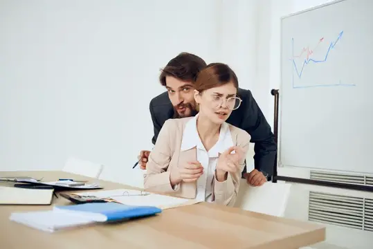 Коллеги по работе, офисные менеджеры, финансы, эмоции, проблемы