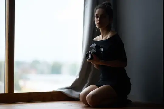 Счастливая женщина-фотограф в помещении, силуэт, модель, вечернее платье