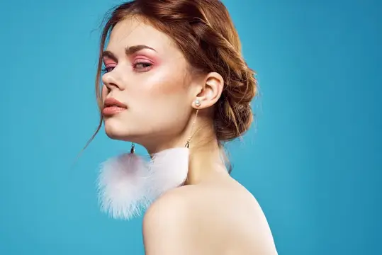 Красивая женщина с обнаженными плечами, косметика, мода, уход за кожей