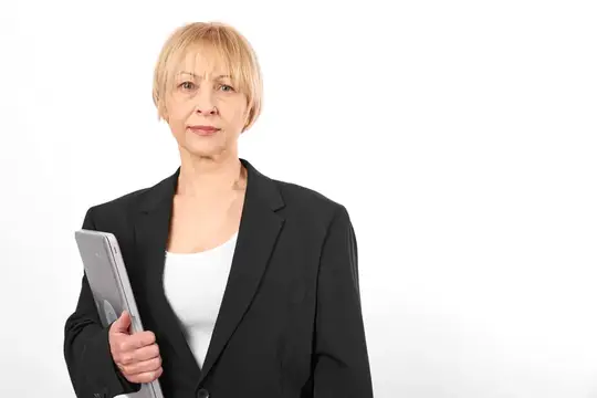 Женщина, пожилой деловой портрет, держит планшет, концепция технологического общения и удаленной помощи, уверенный зрелый профессионал в черном костюме, изолирована на белом фоне, использует…