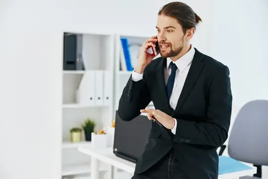 Менеджер работает с официальными документами в офисе