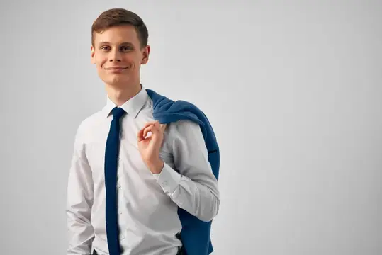 Менеджер в рубашке с галстуком работает в офисе, добиваясь успеха