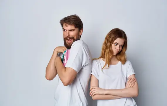 Мужчина и женщина стоят спиной к спине после ссоры
