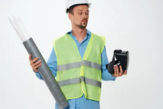 Инженер в белой каске и VR-очках на изолированном фоне