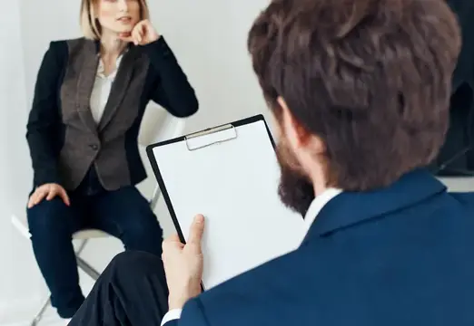 Женщина на собеседовании и бизнесмен с документами для общения с сотрудником