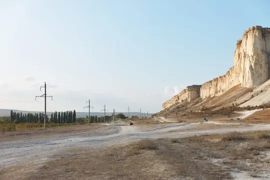 Белые скалы над грунтовой дорогой в ясный день