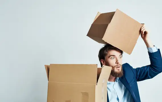 Мужчина в костюме, эмоции, работа, передвигает коробки на полу