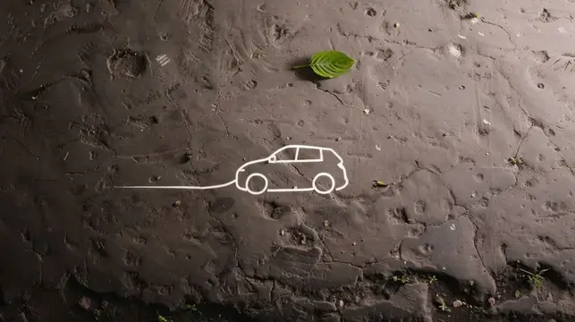 Рисунок белой машины на грязной земле рядом с зеленым листом