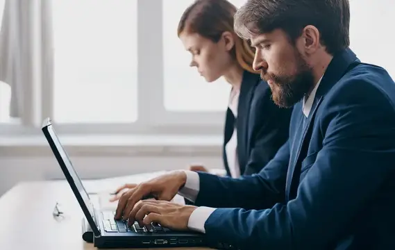 Деловая женщина и мужчина с ноутбуком, работа в офисе, менеджер, коллеги