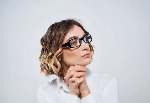 Деловая женщина в очках работает с документами в офисе