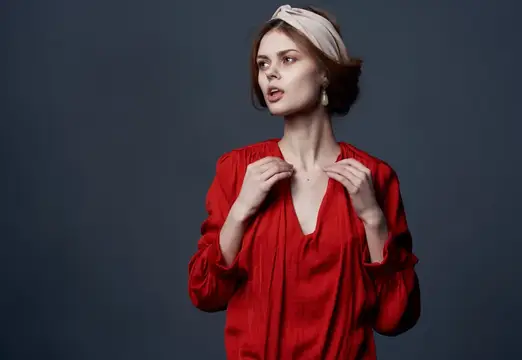 Женщина в серьгах и украшениях, с тюрбаном на голове, кадрированный портрет