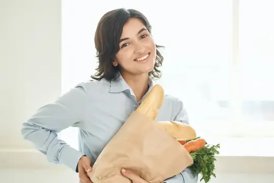 Брюнетка с пакетом продуктов, образ домохозяйки в стиле супермаркета