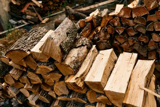 Поленница из свежерасколотых березовых дров крупным планом