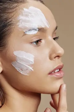 Молодая женщина с белой глиняной маской на лице