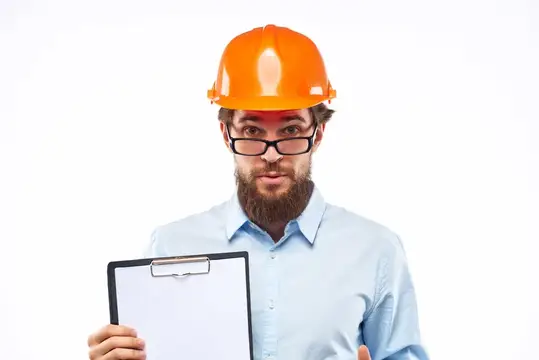 Эмоциональный мужчина, профессионал, работающий в защитной униформе