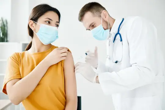 Пациент пришел в больницу для вакцинации от COVID-19 и в медицинской маске