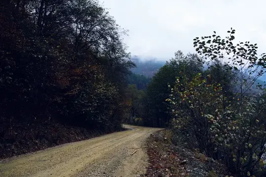 Лесные горы, осенняя река, путешествие, природа, пейзаж