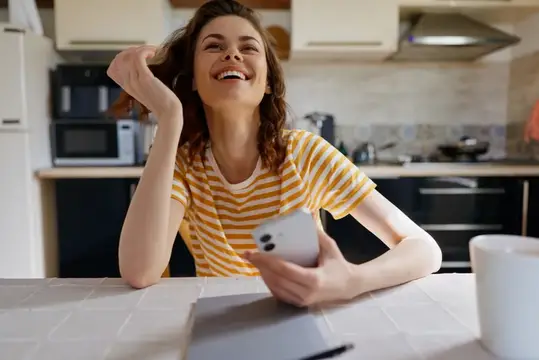 Жизнерадостная женщина в теплой домашней кухне