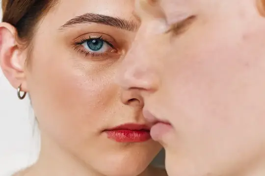 Крупный план лиц мужчины и женщины в интимном поцелуе