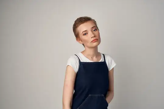 Красивая женщина позирует на изолированном фоне