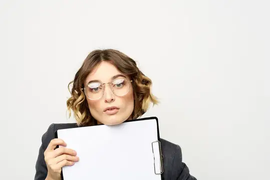 Деловая женщина с папкой документов на светлом фоне