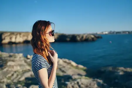 Рыжеволосая женщина, отдых в горах, морской пейзаж, обрезанный вид, модель
