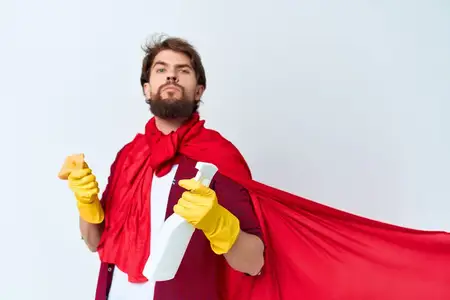 Мужчина сидит на полу и моет аксессуары, соблюдая гигиену и заботясь о доме