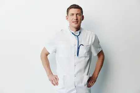 Медицинский работник, врач, на фоне больницы