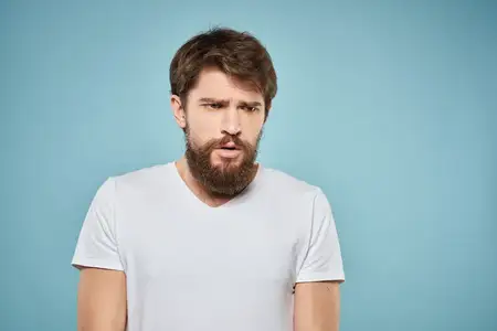 Мужчина в белой футболке в студии
