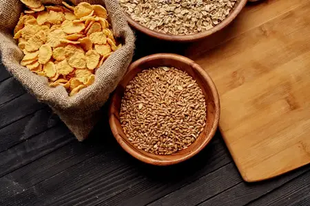 Деревянная посуда, крупы и продукты, вид сверху