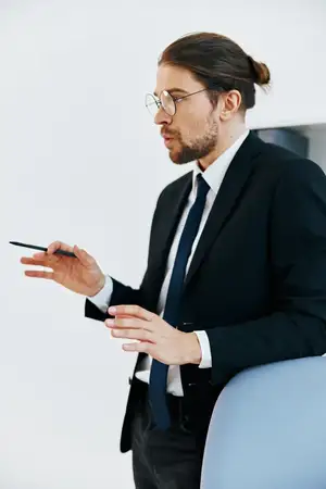 Мужчина в костюме работает с официальными документами в офисе, используя современные технологии