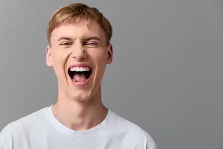 Мужчина, крик, волнение, выражение лица, открытый рот, громкая эмоция, крупный план лица, энергичная реакция на нейтральном фоне, драматическое проявление крика и интенсивности