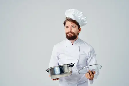 Мужчина в форме шеф-повара, ресторан высокой кухни, готовит