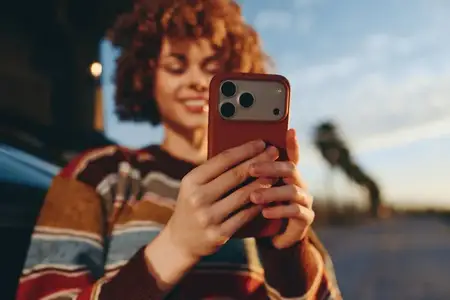 Женщина делает селфи на смартфон на открытом воздухе
