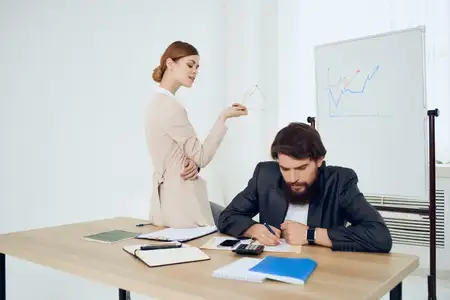 Общение коллег за рабочим столом в офисе, официальные лица