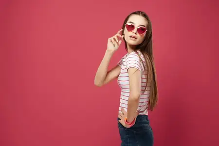 Симпатичная брюнетка с модной прической и солнцезащитными очками в современном стиле
