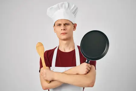 Мужчина в форме шеф-повара с кухонной утварью, ресторан, приготовление еды