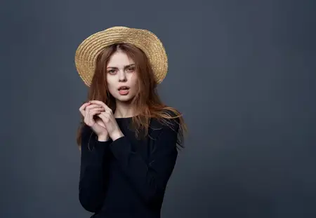 Женщина в шляпе, мода, гламур, роскошь, обрезанный вид