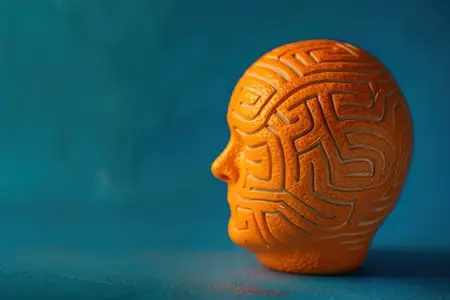 Исследуя лабиринт: интригующая оранжевая скульптура головы на ярком синем фоне в художественной галерее