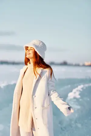 Красивая женщина улыбается, зимнее настроение, прогулка в белом пальто, образ жизни