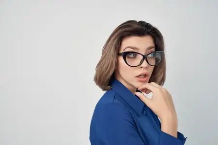 Женщина в голубой рубашке и очках, кадрированный вид, элегантный стиль