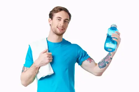 Спортсмен, кадрированный вид, бутылка с водой, здоровье, тренировка